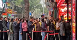 Xếp hàng mua vàng bạc dù giá giảm sâu