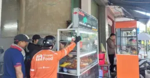 Chủ quán cơm bình dân