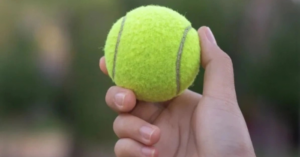 Vì sao nên mang quả bóng tennis lên máy bay?