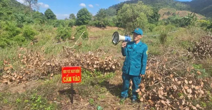 Quả bom nặng hơn 330kg nằm bên suối ở Đắk Lắk