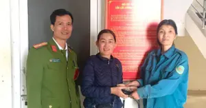 Người phụ nữ ve chai trả lại tài sản đánh rơi