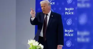 Ông Trump bầm tím tay gây chú ý dư luận