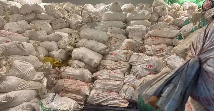 Hơn 60 tấn lòng hôi thối chuyển màu bị phát hiện tại Hà Nội