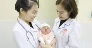 Bé gái nặng 5,1 kg chào đời