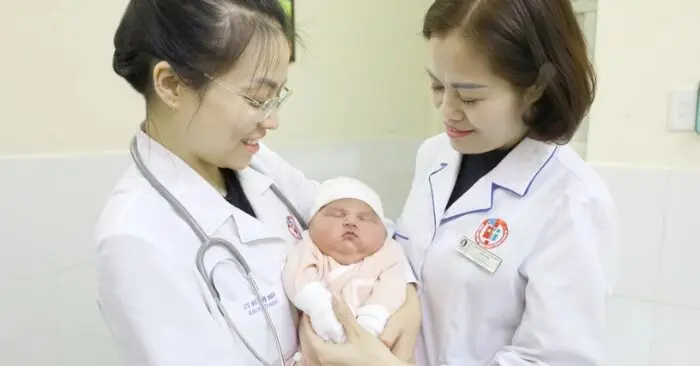 Bé gái nặng 5,1 kg chào đời