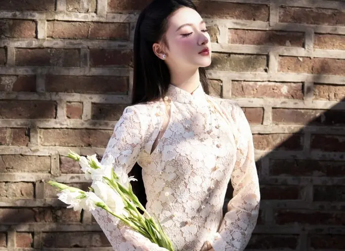 Áo dài Tết chuyển mình với ren và kim sa