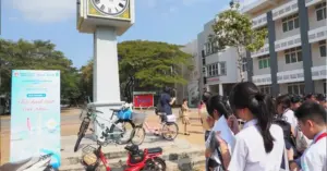 Học sinh TPHCM quan sát đồng hồ