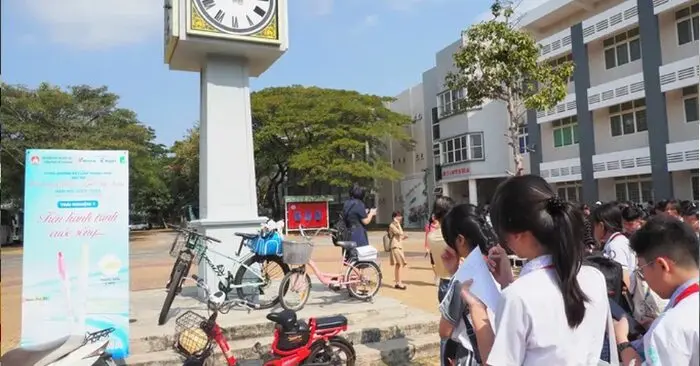 Học sinh TPHCM quan sát đồng hồ