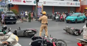 Ô tô tông loạt xe máy