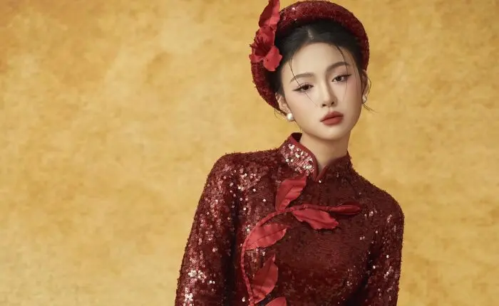 Áo dài Tết chuyển mình với ren và kim sa