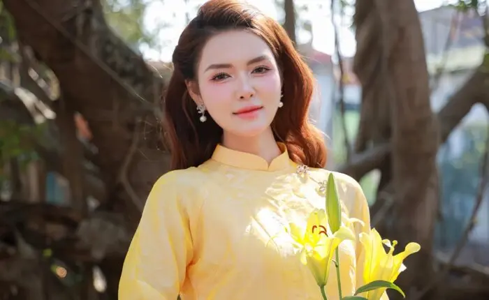 Áo dài Tết chuyển mình với ren và kim sa