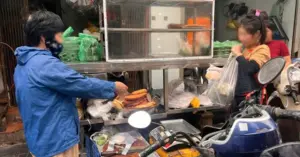 Vụ giò chả chứa hàn the ở Hà Nội vẫn bán hàng