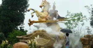 Tượng Thánh Gióng cưỡi ngựa gây chú ý