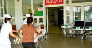 Ngộ độc thực phẩm: Hàng chục người cấp cứu sau bữa tiệc công ty