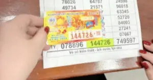 Bé 3 tuổi vứt vé số trúng độc đắc ngày Tết