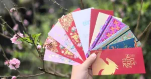 Áp lực lì xì: Khi tiền mừng tuổi trở thành gánh nặng ngoại giao