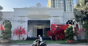Nữ công nhân ngã gục khi hát