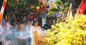 Người Việt duy trì nét đẹp đi lễ chùa và viếng đền đầu năm