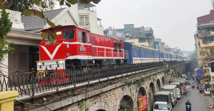 Hà Nội giảm tàu hỏa qua trung tâm để tái thiết đô thị