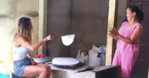 Lò mì Quảng bằng trấu thu hút khách Mỹ và châu Âu