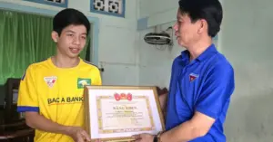 Nam sinh sơ cứu phi công được tặng bằng khen