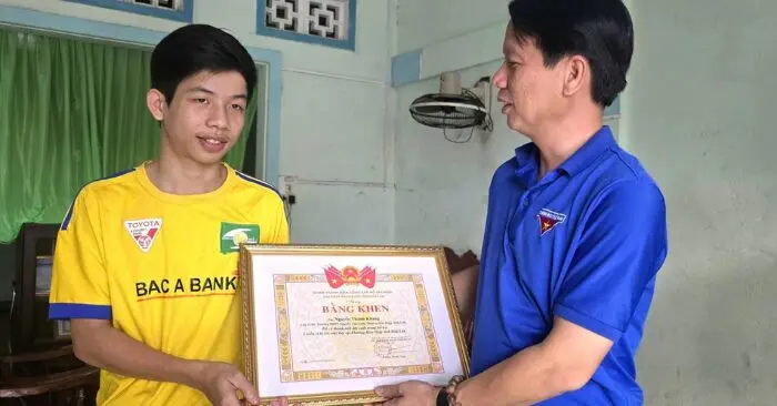 Nam sinh sơ cứu phi công được tặng bằng khen