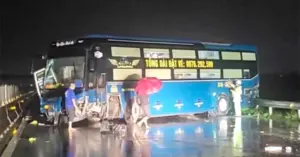 Xe khách tông ô tô 5 chỗ: Ùn tắc cao tốc