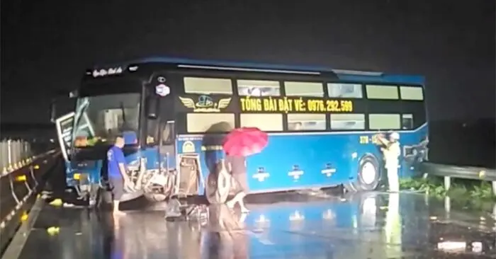 Xe khách tông ô tô 5 chỗ: Ùn tắc cao tốc