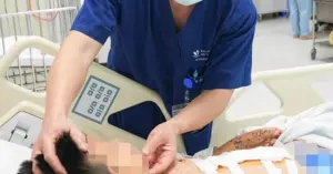 Bé trai thủng dạ dày do kíp nổ tự chế