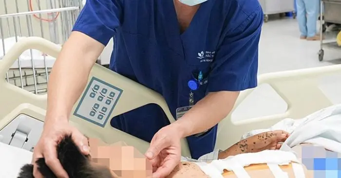Bé trai thủng dạ dày do kíp nổ tự chế
