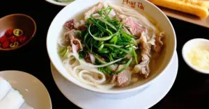 Giá phở tại sân bay Cam Ranh gây tranh luận trên mạng xã hội