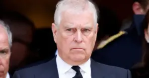 Hoàng tử Andrew bị bắt