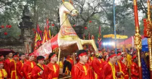 Rước kiệu trong mưa tại Hội Gióng