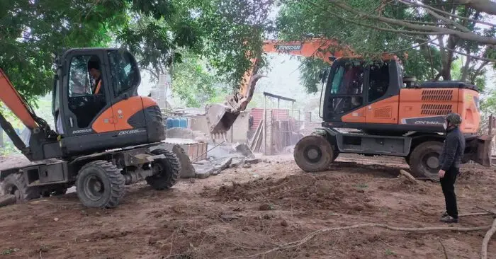 Hà Nội cưỡng chế bãi cát ven sông Hồng trái phép
