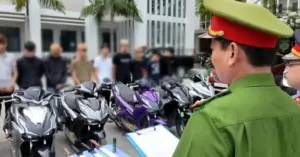 dùng dao tấn công người đi đường
