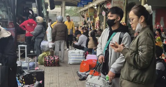 Bến xe Hà Nội tăng nhiệt khi người dân thay đổi cách về quê