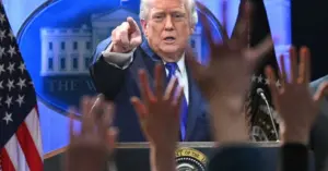 Ông Trump phản ứng phán quyết tòa án áp thuế