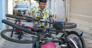 sửa xe đạp cũ cho người nghèo