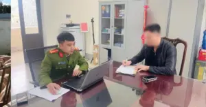 vợ chồng chủ ô tô đỗ chắn ngõ