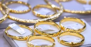 Giá vàng lao dốc khi đồng USD mạnh lên