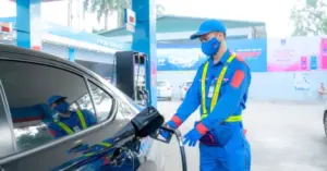 Giá xăng giảm mạnh: Giải pháp tình thế trước biến động nguồn cung