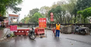 Cấm cầu Long Biên,phương tiện dồn về cầu Chương Dương bị ùn tắc