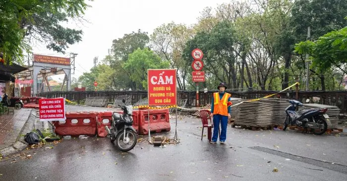 Cấm cầu Long Biên,phương tiện dồn về cầu Chương Dương bị ùn tắc