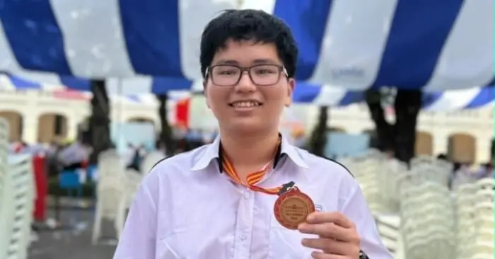 Nam sinh chuyên toán đạt SAT 1600 tuyệt đối IELTS 8.0 ngay lần đầu