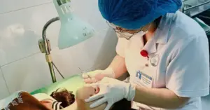 Phát hiện giun lươn sống ký sinh trong mắt nữ bệnh nhân