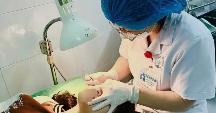 Phát hiện giun lươn sống ký sinh trong mắt nữ bệnh nhân