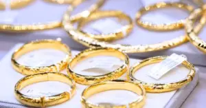Giá vàng SJC biến động mạnh và duy trì mức chênh lệch cao so với thế giới