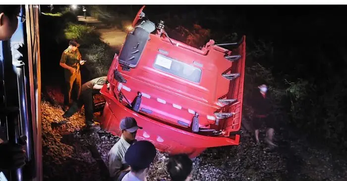 Tai nạn đường sắt quảng ngãi: Khởi tố tài xế vượt rào chắn