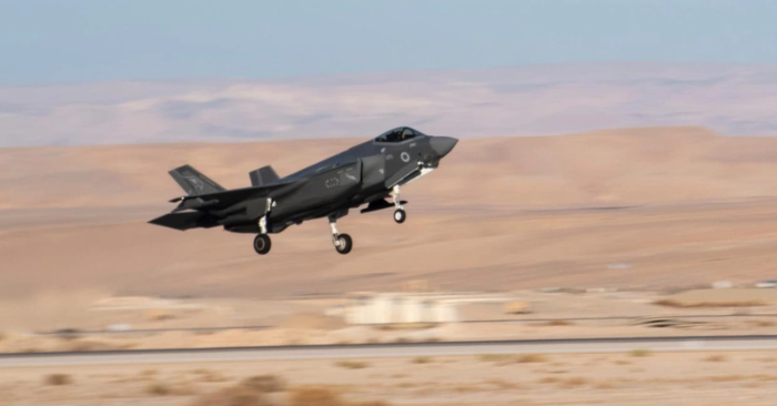 F-35 bắn hạ máy bay có người lái