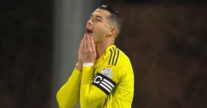 Ronaldo sút hỏng phạt đền